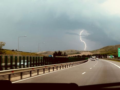Jak faktory jako styl jízdy či počasí ovlivňují dojezd elektromobilů?