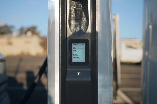 Elektromobily v ČR: Jak vybrat veřejnou dobíjecí stanici v roce 2024?
